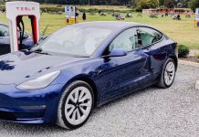 Accident rutier grav la Paris produs de un automobil Tesla