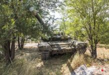 Tanc abandonat pe un câmp din Rusia de ceceni care au plecat să se roage și nu s-au mai întors să îl ia