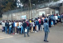 Sute de etiopieni la coadă, la Ambasada Rusă, pentru a fi recrutați ca mercenari