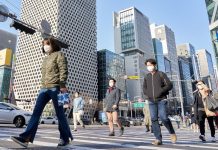 Sud-coreenii nu renunță la mască