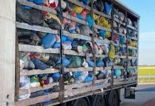 Două TIR-uri cu 33 de tone de deșeuri constând în cauciucuri uzate și haine second hand fără documente de import au fost oprite la vama Borș