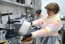 Mâncare expirată și multe nereguli descoperite de inspectori pe litoral, soldate cu amenzi de 900.000 de lei!