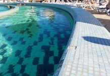 Aquapark-ul Nymphea, vaca de muls a Primăriei, dezamăgește turiștii cu mizeria, mâncarea proastă și faianța căzută