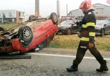 O măicuță a pierdut controlul direcției și s-a rostogolit cu autoturismul, în Biharia