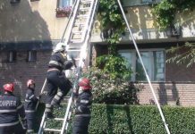 O fetiță de doi ani, a fost salvată de pompierii orădeni, după ce micuța a rămas blocată într-un apartament