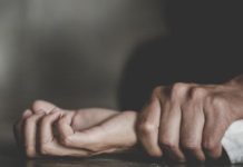 11 persoane reținute după ce au vrut să constrângă o minoră să renunțe la o plângere pentru viol