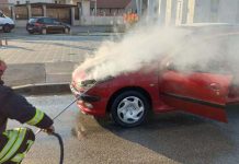 Pompierii orădeni au intervenit în cursul dimineții pentru stingerea unui incendiu auto