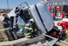 Un șofer este rănit grav după ce s-a răsturnat cu o camionetă