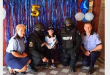 Un copil de cinci ani din Oradea a primit tort şi cadouri de ziua lui din partea polițiștilor