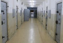 Deținutul care și-a incendiat celula acum câteva zile a murit azi la spital