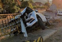 Un autoturism a fost la un pas să cadă peste un pod în urma unui accident