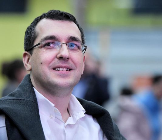 PSD îl atacă dur pe Vlad Voiculescu:Timp de peste 12 mii de zile, acest impostor pretinde că a supraviețuit cu 33 de lei pe zi!