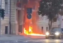 Un tânăr a dat foc sâmbătă seara ușii de la intrarea în Primăria Cluj-Napoca