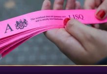 Brățările de hârtie distribuite la coada pentru a aduce un ultim omagiu Reginei se vând cu 400 de euro