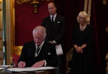 Charles al III-lea a fost proclamat rege în timpul ceremoniei Consiliului de Succesiune