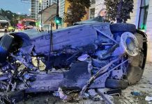 Un tânăr care conducea cu viteză, a intrat cu mașina într-un stâlp