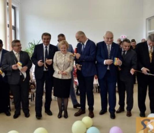 De câți politicieni este nevoie ca să se taie o panglică de inaugurare?