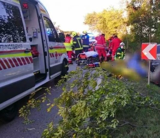 Accident foarte grav produs de un șofer care transporta 15 persoane într-un microbus cu 7 locuri