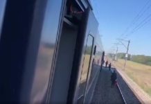 Tren de călători în flăcări