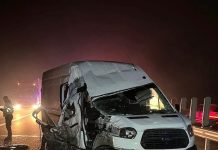 Șapte persoane au ajuns la spital după ce un TIR s-a ciocnit cu un microbuz cu pasageri