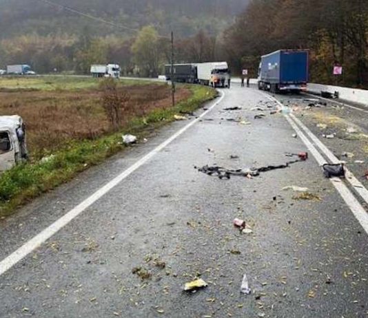 Accident grav la Bologa, între un TIR și o dubă