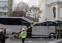 Un autocar ce transporta 47 de turiști greci a lovit limitatorul de înălțime de la intrarea în pasajul Unirii