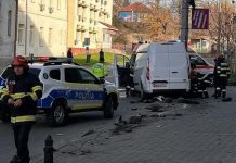 Un șofer băut a acroșat o salvare în Oradea
