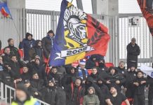 Din cauza scandărilor xenofobe din tribune, meciul de fotbal Sepsi – FCU Craiova a fost oprit definitiv de arbitrul Andrei Chivulete în minutul 26 +Video