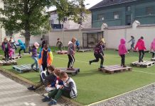 Curtea unei școli din Căbești se amenajează pentru cursuri în aer liber după modelul finlandez