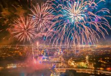 Mii de orădeni au sărbătorit Revelionul în stradă, în Piața Unirii