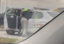 Un șofer agresiv a intrat cu forța în mașina de poliție ca să-și recupereze permisul, VIDEO