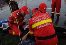 Imprudență mortală la Dumbrăvița de Codru, un bărbat a vrut să schimbe un bec iluminat stradal și a căzut de pe scară