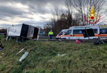Autocar cu români, răsturnat în Italia