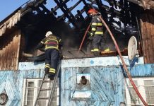 Cinci pompieri aflaţi în timpul liber au salvat o familie dintr-o casă în flăcări