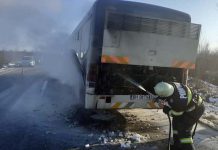 Un autobuz cu 20 de elevi și 5 adulți a luat foc în mers în apropiere de Drăgănești