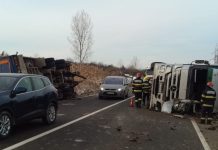 Un TIR s-a răsturnat pe DN 19 în Biharia