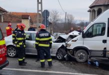 Tamponare între un microbuz și un autoturism în Petrileni