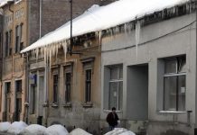 Poliţia locală dă amenzi pentru neîndepărtarea zăpezii sau a țurțurilor de la nivelul streșinilor