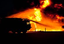 Un bărbat din Budureasa reţinut de poliţişti după ce a incendiat casa mamei sale