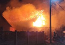 Incendiu violent în Sântion, o persoană a suferit arsuri