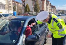 De 1 Martie, polițiștii bihoreni amendează șoferițele cu mărțișoare cu mesaje preventive, create de elevii orădeni
