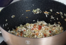 O rețetă delicioasă de orez cu legume și ciuperci, pregătită în mod tradițional cu ingrediente proaspete și iubire.