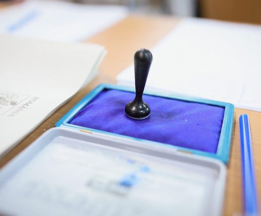 Comasarea alegerilor este o formă de falsificare a democraţiei, prin încălcarea Constituţiei şi a statului de drept