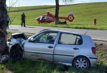 Un autoturism în care se aflau patru persoane s-a izbit de un copac, pe DN1