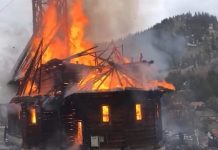 O biserică de lemn s-a făcut scrum în Duminica Floriilor