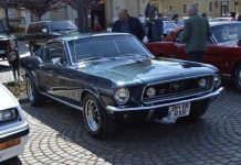 Retroparada primăverii a adunat la Oradea câteva zeci de mașini de epocă