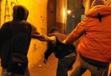 Trei bărbați, reținuți de polițiști și arestați de magistrați după ce au atacat un orădean