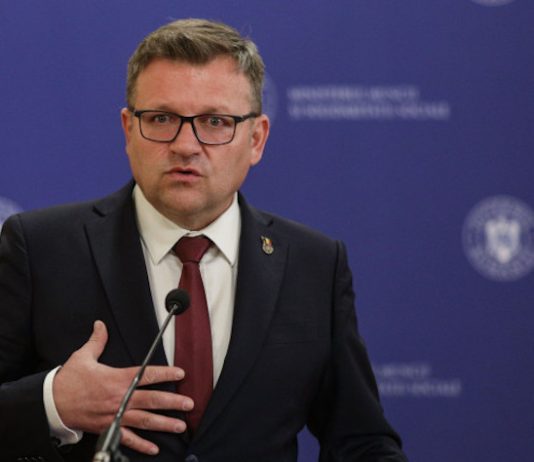 Ministrul Muncii, Marius Budăi, şi-a depus demisia în urma scandalului din jurul azilelor groazei
