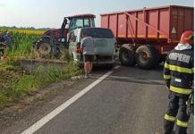 Accident între un microbuz și un tractor